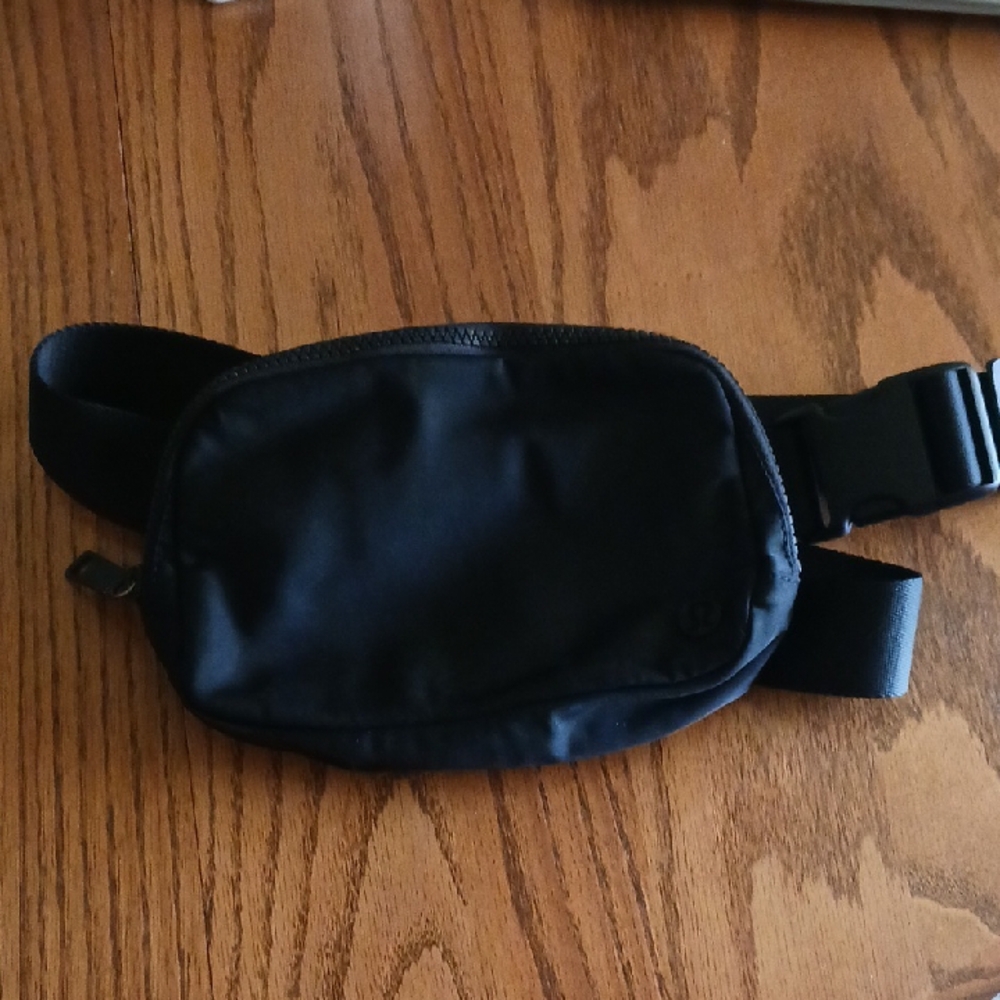 Lululemon Black Belt Bag w/black hardware.  Like new great condition!